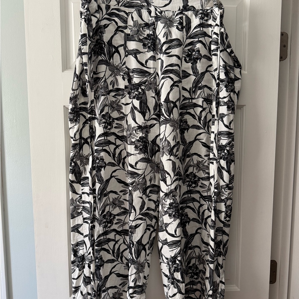 Kensie Monochrome Floral wide leg pants with pockets.  Elastic wasteband.